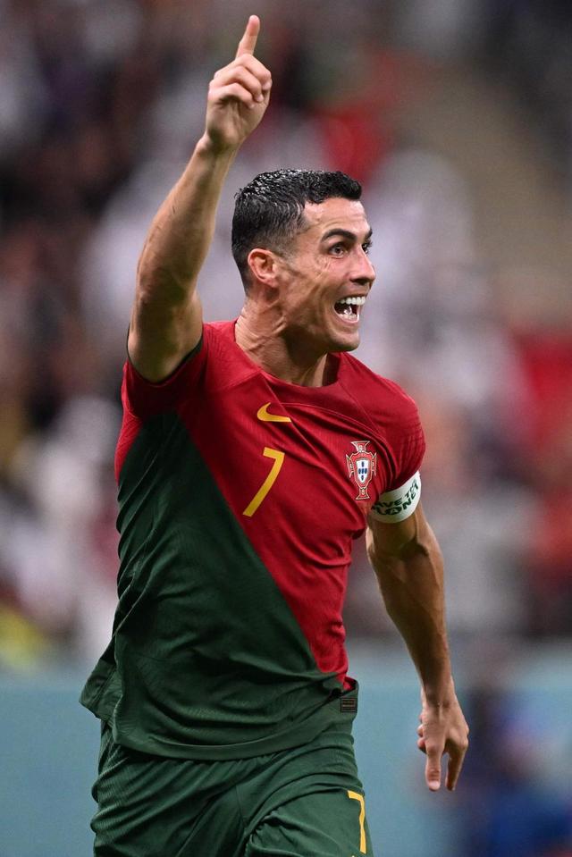 完成英格兰成年代表队首秀，夸安萨获赠纪念帽