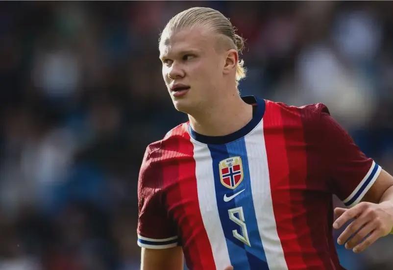 球队集体围着他庆祝太治愈