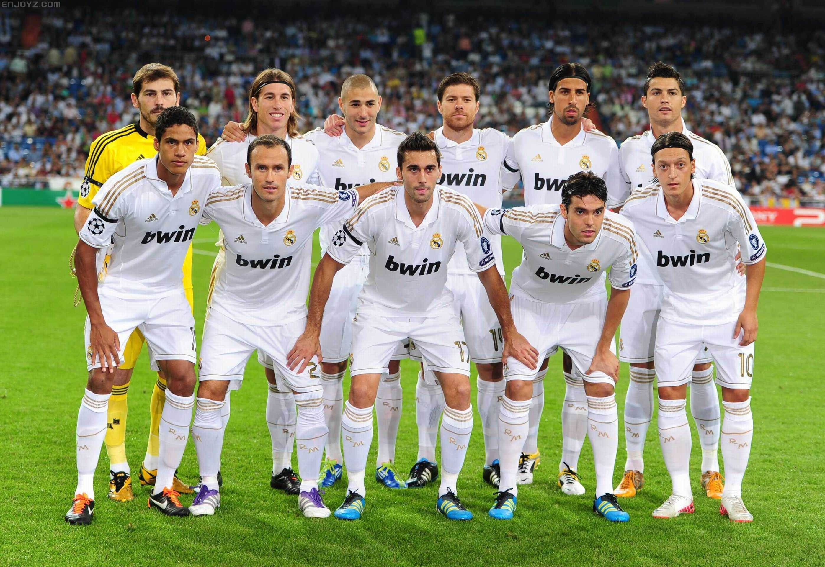 收获满满！大巴黎官方晒海报：6座冠军闪耀全场（满载荣誉！巴黎圣日耳曼发布海报：六座冠军奖杯耀眼全场）