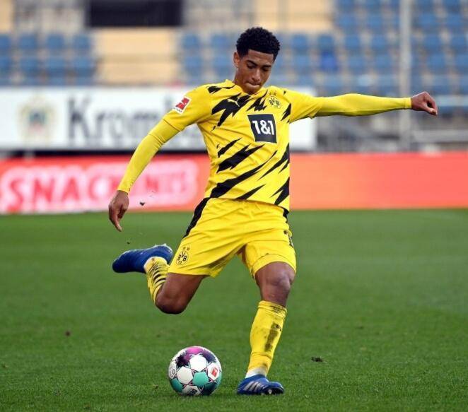 英超最新积分榜：枪手登顶蓝军翻车，利物浦失分争冠格局再洗牌（英超积分新态势：阿森纳领跑、切尔西爆冷，利物浦丢分争冠再生变数）