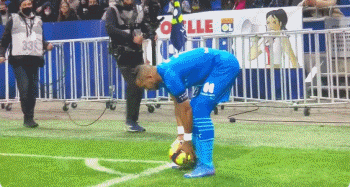 英联杯半场：贝尼特斯屡献神扑，阿森纳0-0水晶宫（英联杯半场战报：贝尼特斯多次神扑，阿森纳与水晶宫互交白卷）