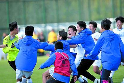 率队晋级美职联1／4决赛后，梅西现场观看儿子训练