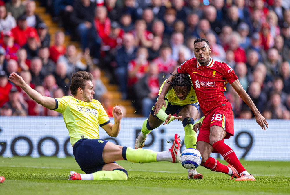 足球中超新赛季赛程发布，王牌对决连环上演（中超新赛季赛程官宣，巅峰对决轮番上演）