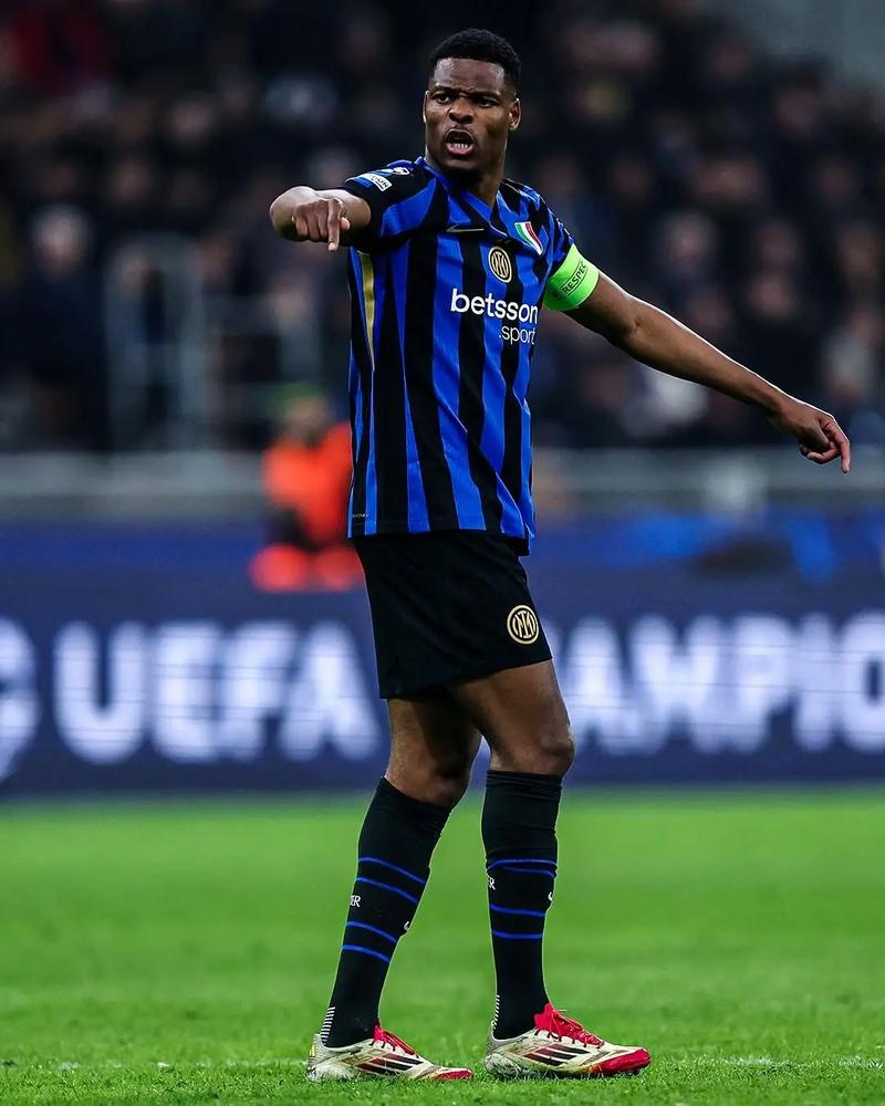 足球中超发布赛程海报，视觉效果炸裂