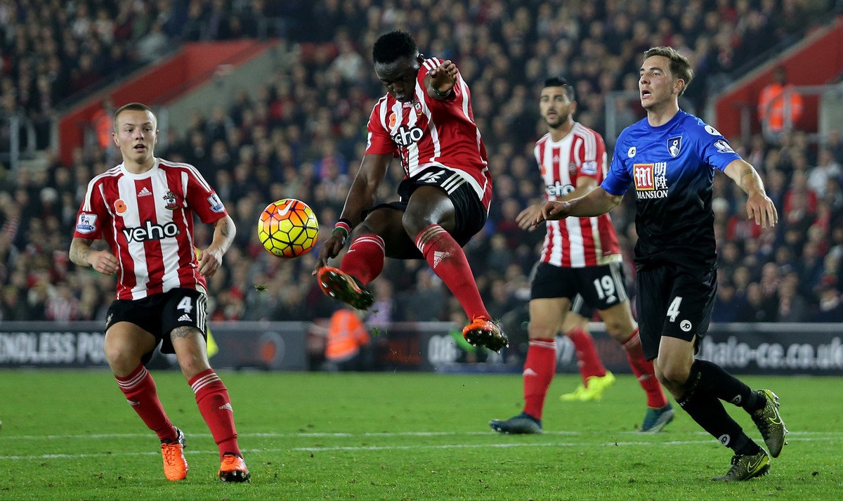 曼联本赛季在劫富济贫中表现突出，对阵强队全胜，但中下游球队难求一胜，有望争夺欧冠资格。