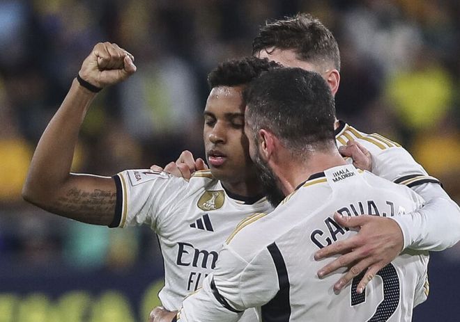 不服！弗兰克：不理解西蒙斯为何改判红牌，也不理解罗梅罗吃第二张黄牌（弗兰克质疑判罚：不理解西蒙斯改判红牌，同样不解罗梅罗吃到第二张黄牌）