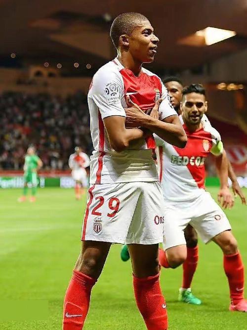 每体列足坛十大奇葩条款：博格坎普拒坐飞机；内马尔微笑条款