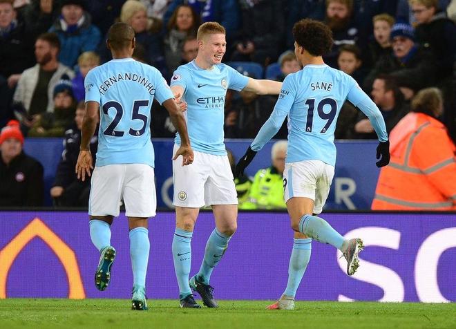 骑士新赛季表现下滑，爆冷输给马刺，主场优势助力取胜，马刺虽缺主力仍保持竞争力。