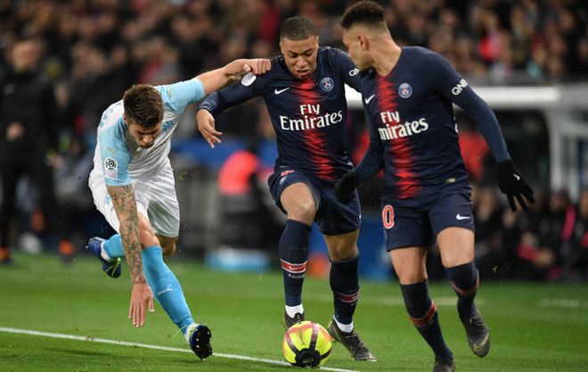 上海海港实现三连冠，申花亚军，梅州客队降级，亚冠表现不佳，山东泰山机会最大。