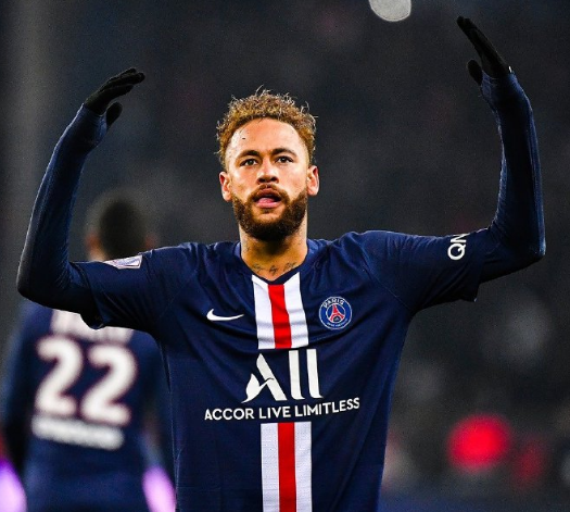 赢你3球，维尼修斯连续比出手势“1.2.3”回应毕巴球迷嘲讽（3球大胜后，维尼修斯连比“1-2-3”手势回击毕巴球迷嘲讽）