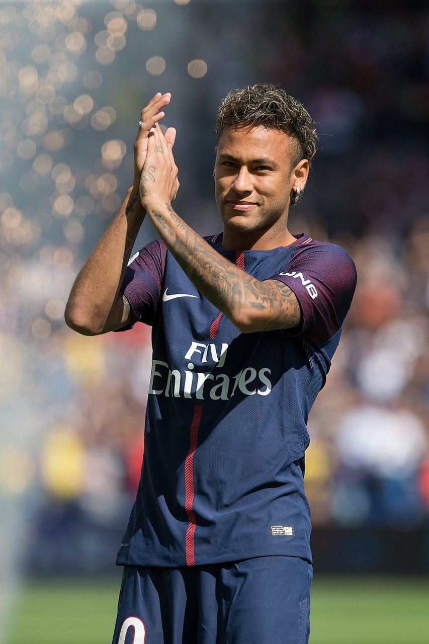 足球世界杯亚洲区预选赛关键球员表现突出