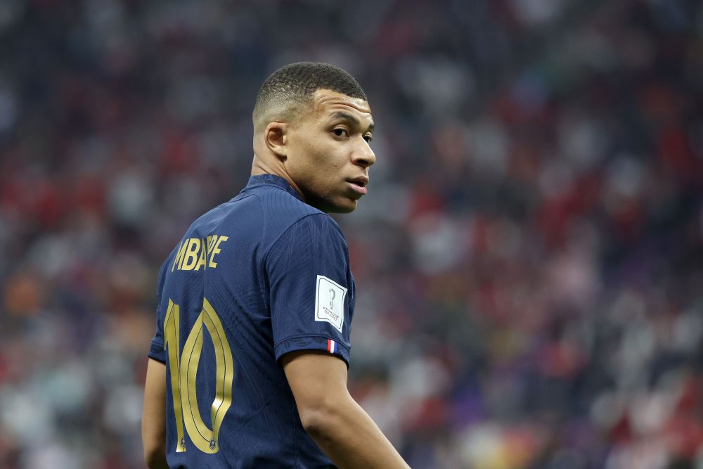 恩昆库加盟米兰后表现未达预期，面临舆论争议，需时间适应球队战术体系。