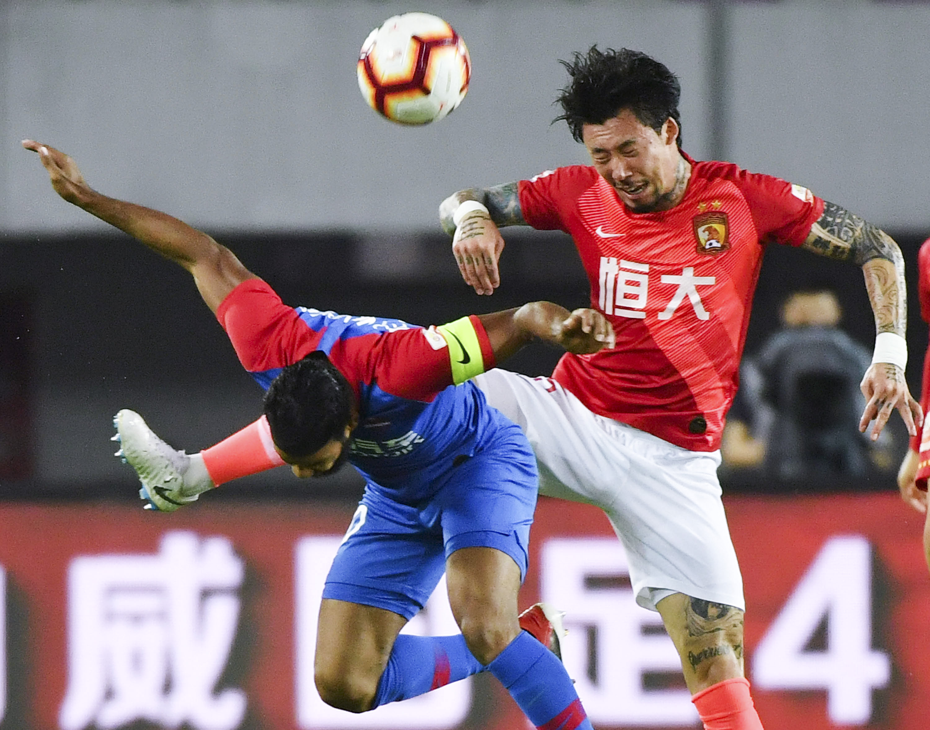 英超争冠白热化！阿森纳2分优势领跑，曼城维拉连胜紧追（英超夺冠大战升温：阿森纳凭2分占先，曼城、维拉连胜施压）