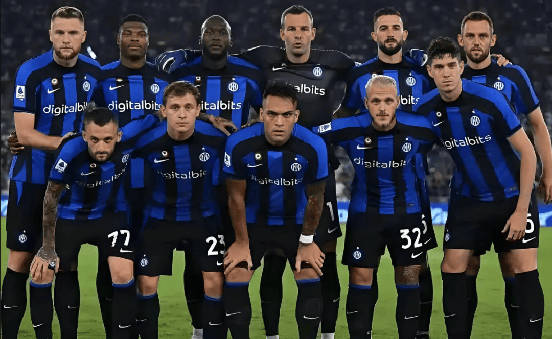 苏翊鸣在2025-2026赛季国际雪联单板滑雪世界杯北京站夺冠，以181.00分刷新个人最佳，连续完成三个1980度空翻，展现卓越实力。